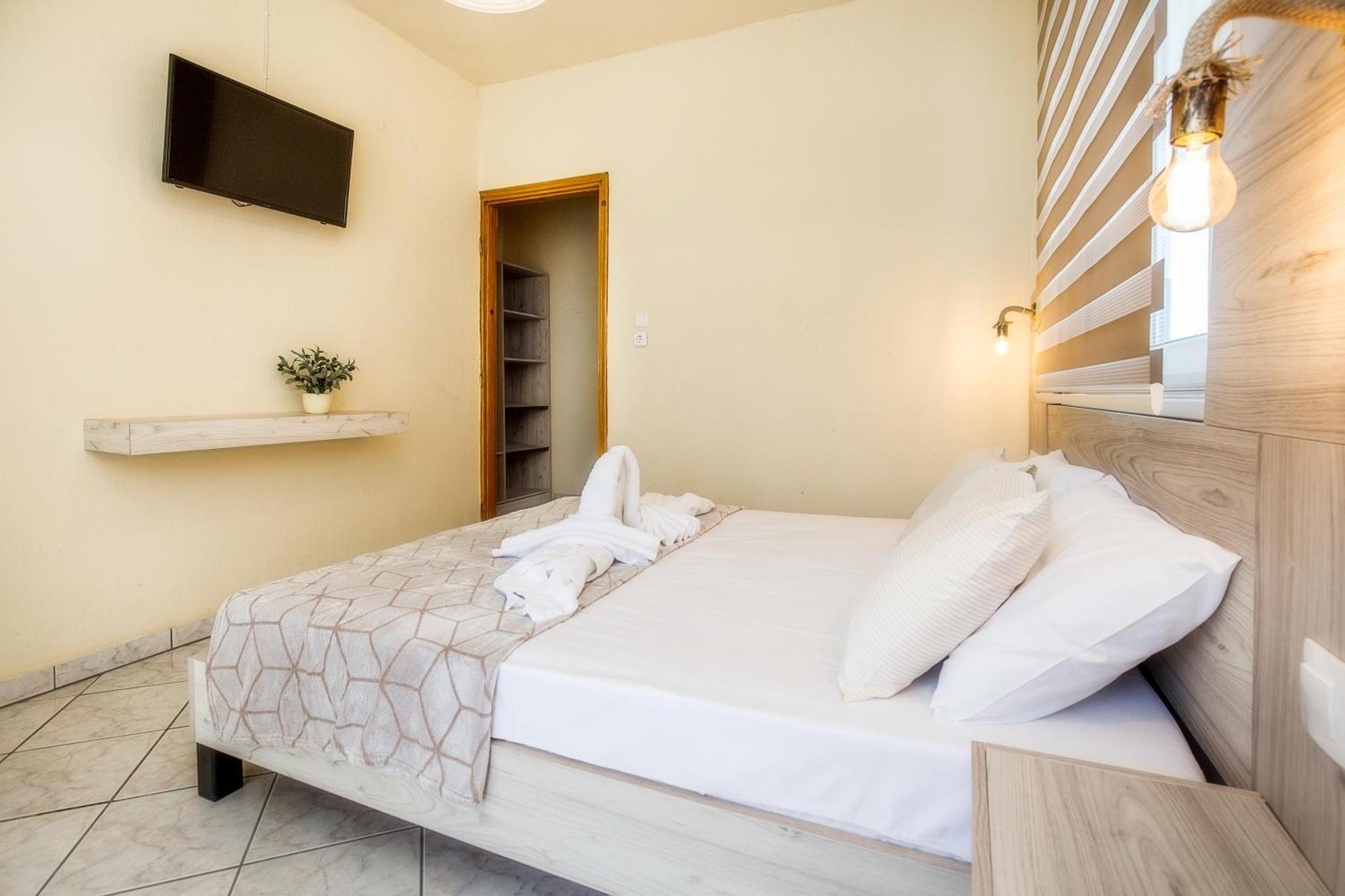 Ianos Apartments Potos Exterior photo