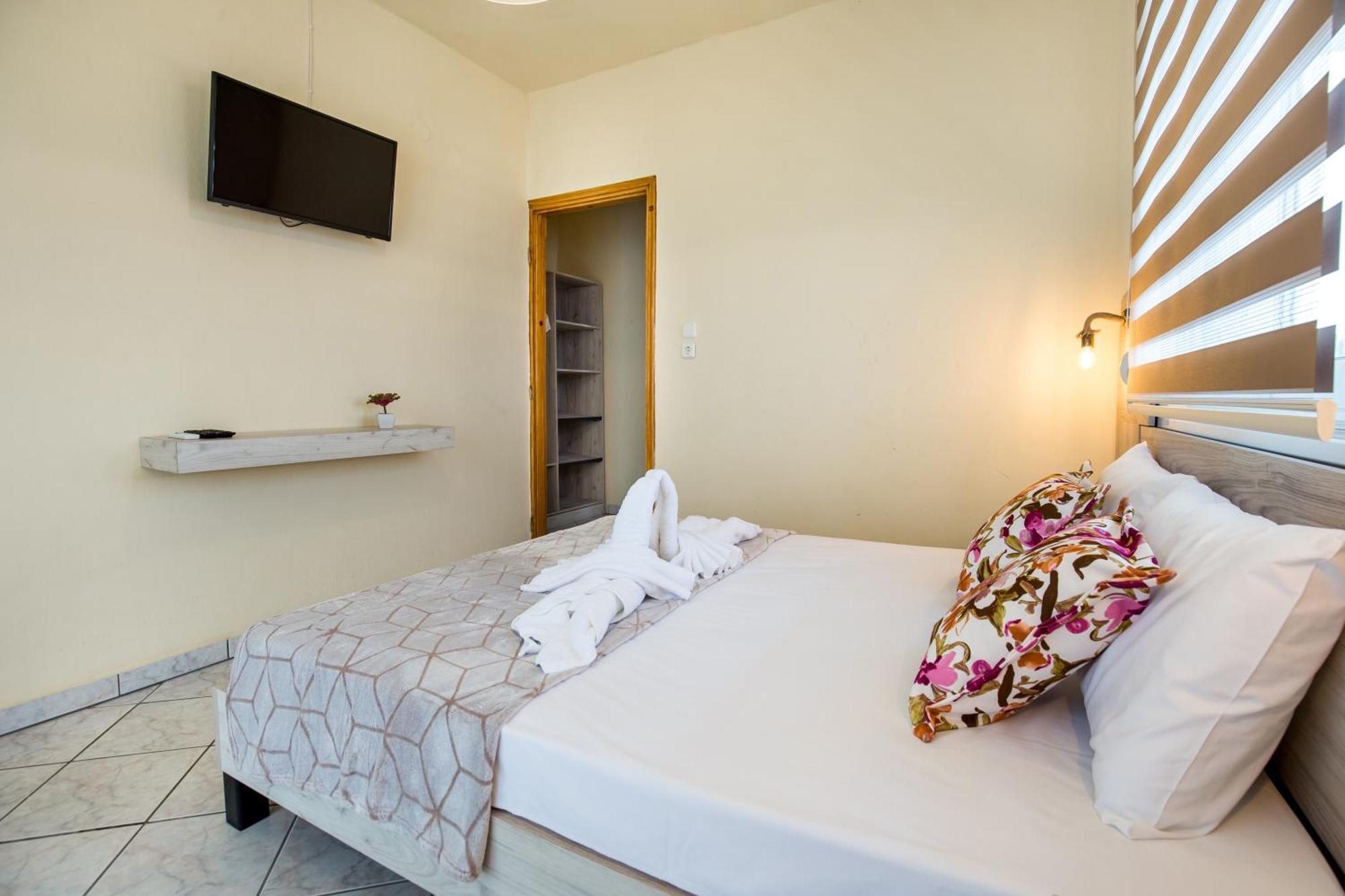 Ianos Apartments Potos Exterior photo