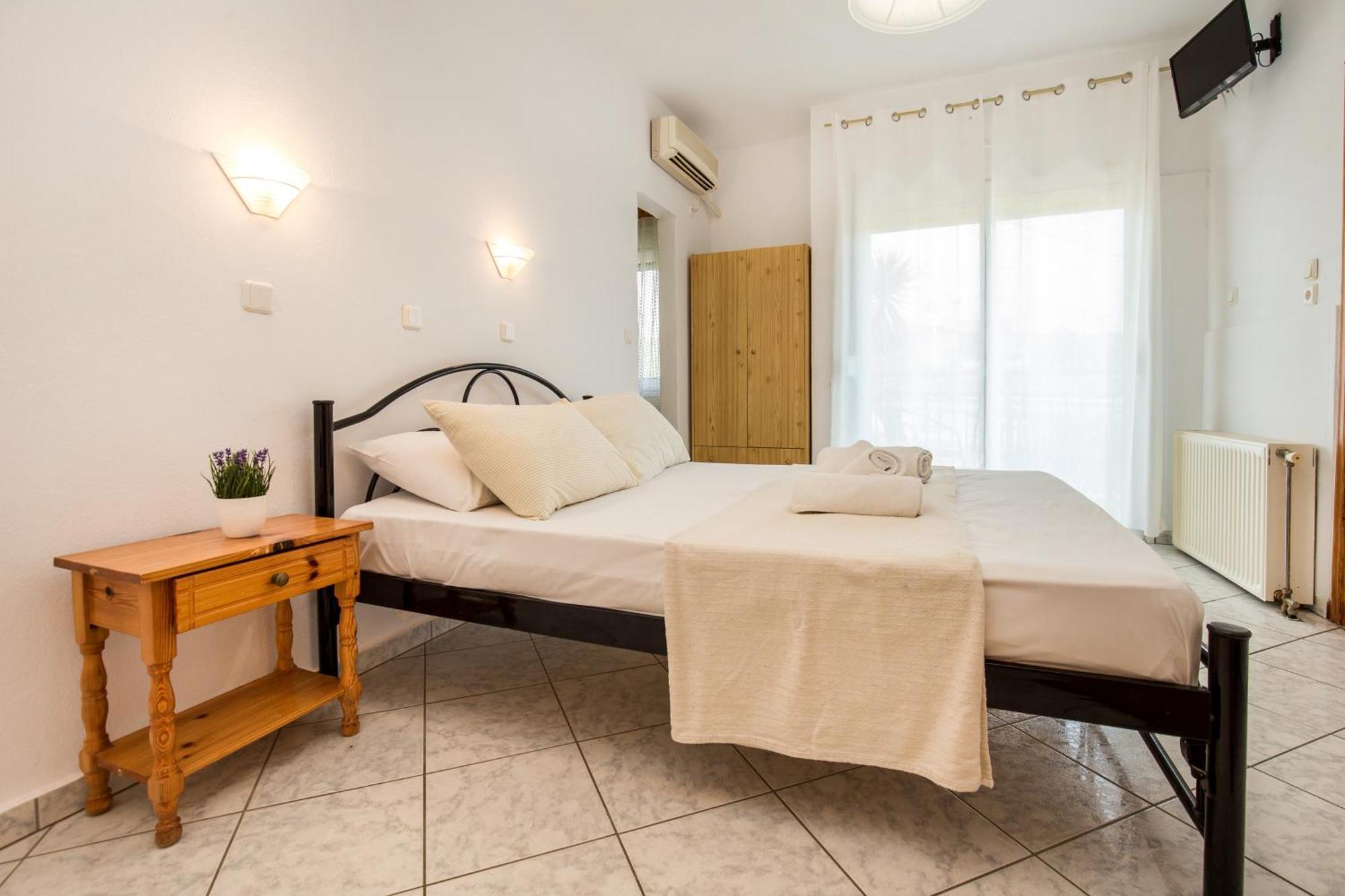 Ianos Apartments Potos Exterior photo