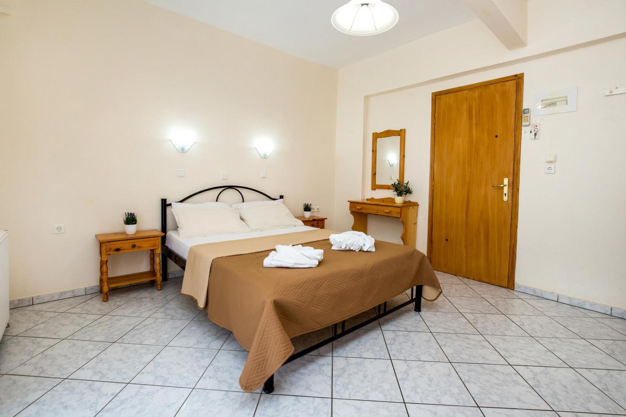 Ianos Apartments Potos Exterior photo