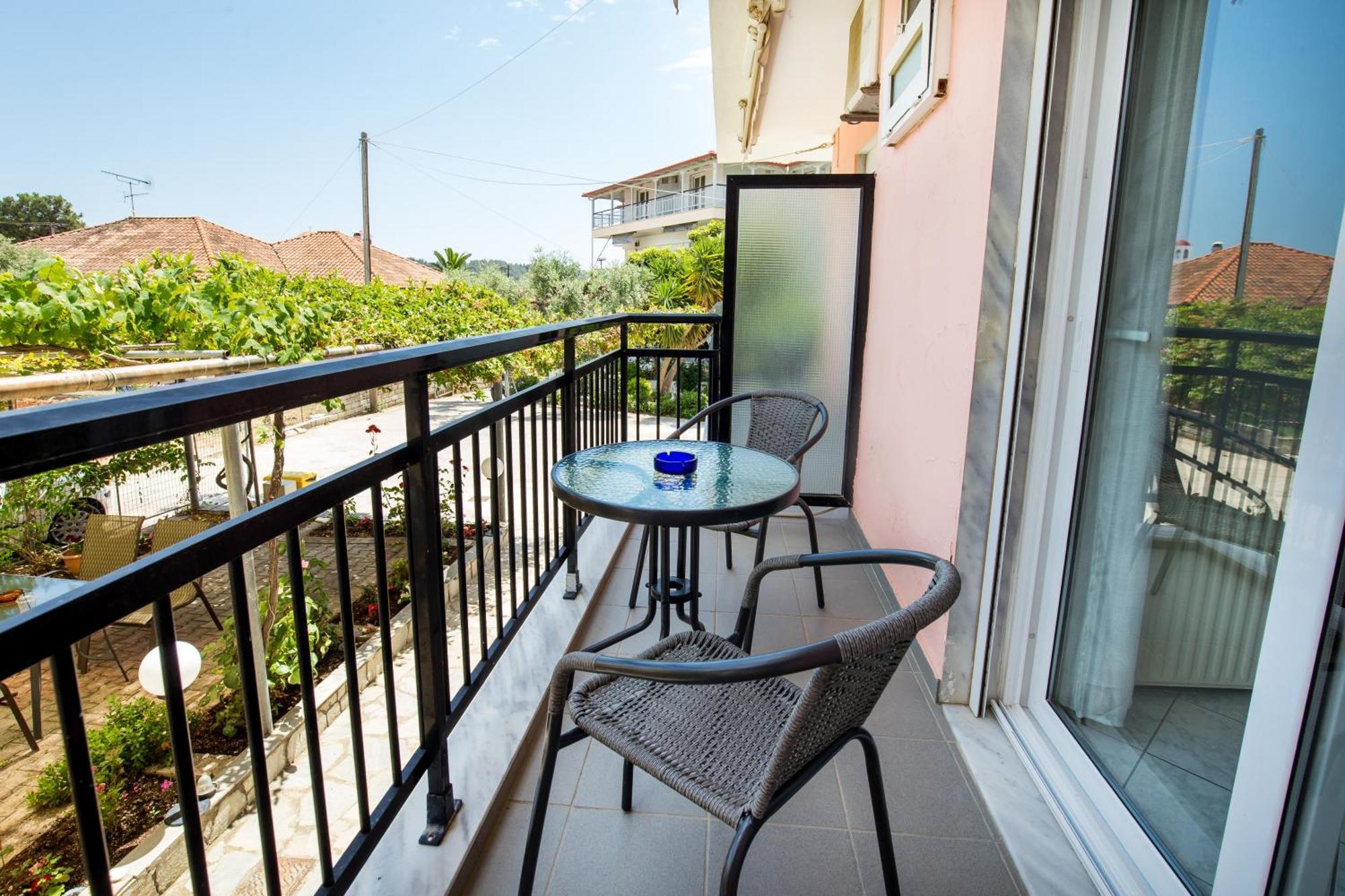 Ianos Apartments Potos Exterior photo